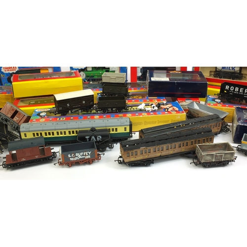 2286 - Collection of Hornby and Bachmann OO Gauge engines and carriages, including Thomas and Friends - Duc... 