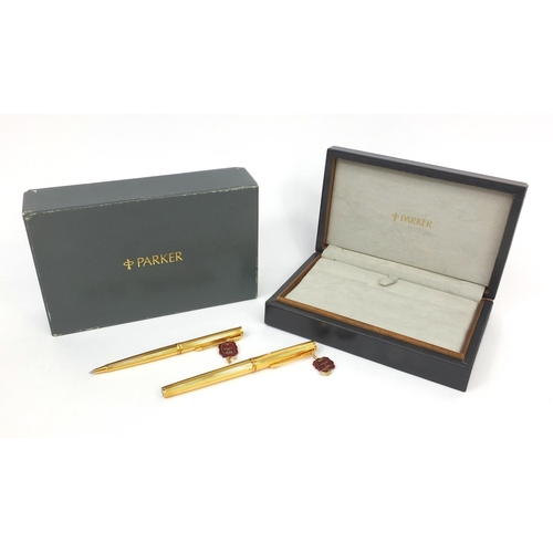 299 - Boxed 9ct gold cased Parker Premier fountain pen and propelling pencil, with accessories, the founta... 