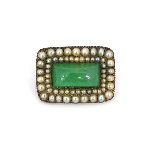 807 - Chinese unmarked gold green jade and seed pearl brooch, 2.6cm wide, approximate weight 8.1g