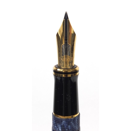 302 - Boxed Parker Sentennial blue marbleised fountain pen with 18k gold nib and accessories, the fountain... 