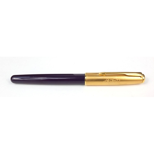 307 - Boxed Parker Sonnet fountain pen commemorating the Queens Golden Jubilee with accessories, 13.3cm lo... 