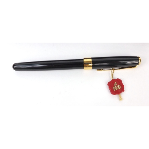 308 - Boxed Parker Sonnet black fountain pen with 18k gold nib, made in France, 13.3cm long