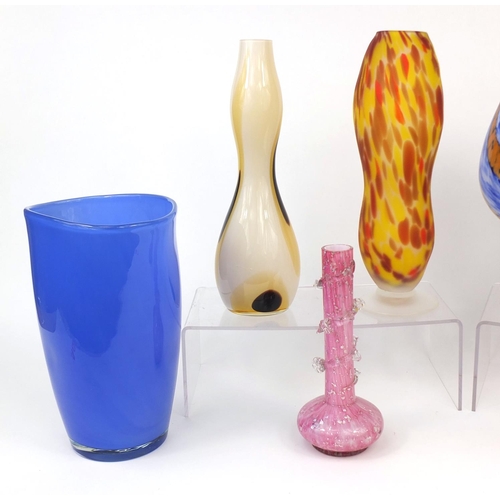 2093 - Collection of colourful glass ware including a pair of pink vases with trailed decoration and a larg... 