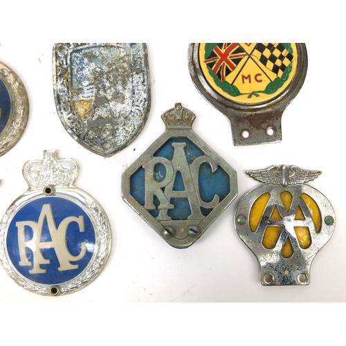 167 - Collection of motoring interest car badges, some enamelled examples, including The Grasshoppers MCC ... 