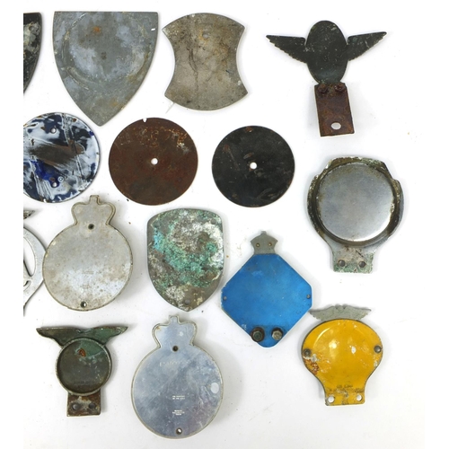 167 - Collection of motoring interest car badges, some enamelled examples, including The Grasshoppers MCC ... 