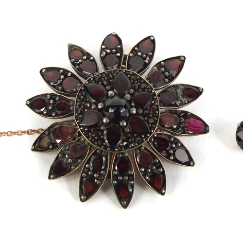 815 - Two gilt metal garnet brooches, the larger 4cm in diameter, approximate weight 11.2g