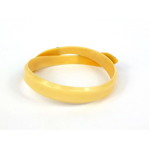 845 - Art Deco Bakelite serpent bracelet, 7cm in diameter, approximate weight 10.8g