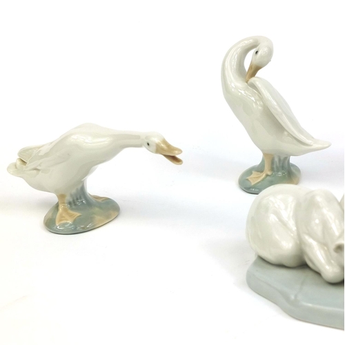 2081 - Group of Lladro including a polar bear group, and three geese, the largest 15cm wide