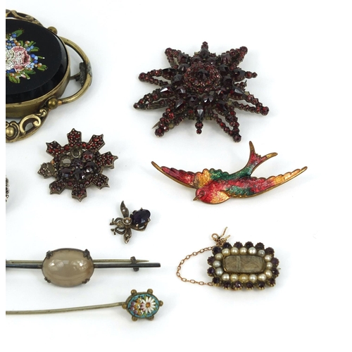 842 - Assorted jewellery including a black onyx micro mosaic brooch, garnet brooches, seed pearl and garne... 