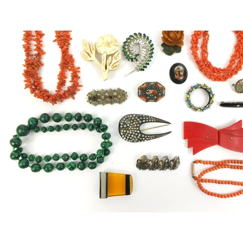 843 - Assorted jewellery including a Scottish hard stone brooch, coral necklace, hand painted glass bead n... 