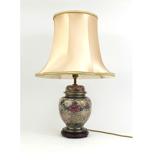 2290 - Oriental jar and cover table lamp, with peach silk shade, the jar and cover decorated with flowers, ... 