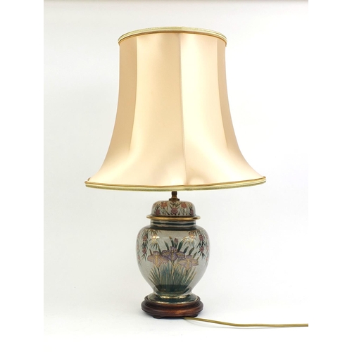 2290 - Oriental jar and cover table lamp, with peach silk shade, the jar and cover decorated with flowers, ... 