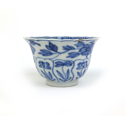 403 - Chinese blue and white porcelain tea bowl, hand painted with flowers, turtle mark to the base, 4.5cm... 