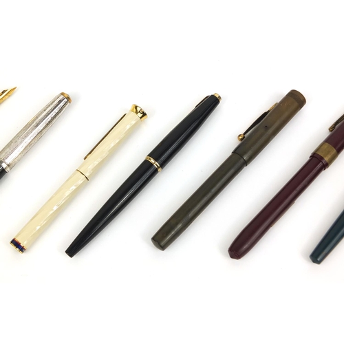 68 - Group of fountain pens including The Conway Stewart no.206 and Parker examples, together with an emp... 