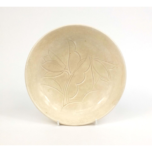 604 - Susie Cooper cream glazed pottery shallow dish, incised with stylised flowers, factory marks to the ... 