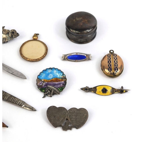 846 - Assorted jewellery including silver brooches, some with enamelled decoration, gold plated lockets, s... 