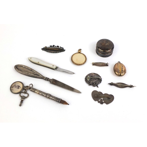 846 - Assorted jewellery including silver brooches, some with enamelled decoration, gold plated lockets, s... 