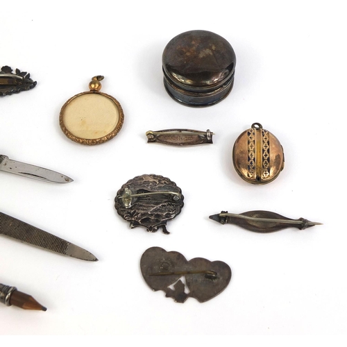 846 - Assorted jewellery including silver brooches, some with enamelled decoration, gold plated lockets, s... 