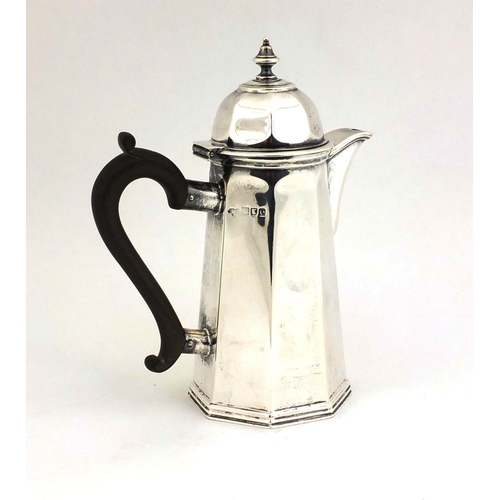 686 - Goldsmiths Company octagonal silver water jug with hinged lid and wooden handle, indistinct London h... 