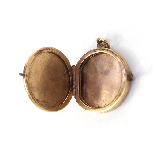 838 - 14ct gold circular locket with engine turned decoration to the back, 2.5cm in diameter, approximate ... 