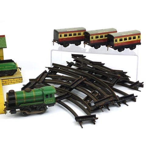 2344 - Group of Hornby O Gauge tinplate railway including locomotive 3402, carriages and book stall station