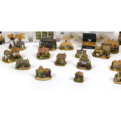 2305 - Collection of boxed Lilliput Lane cottages to include Collectors Club editions