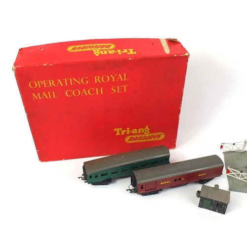 189 - Boxed Tri-ang model railway locomotive and carriages