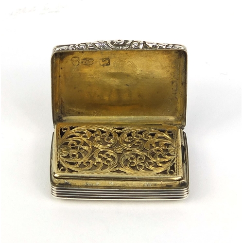 839 - Georgian silver vinaigrette with engine turned decoration and gilt interior, Birmingham 1829, 3.5cm ... 