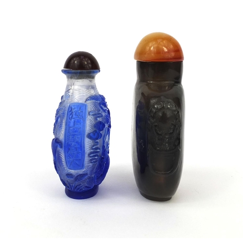 521 - Four Chinese hard stone and glass carvings and scent bottles, comprising a cameo glass scent bottle ... 