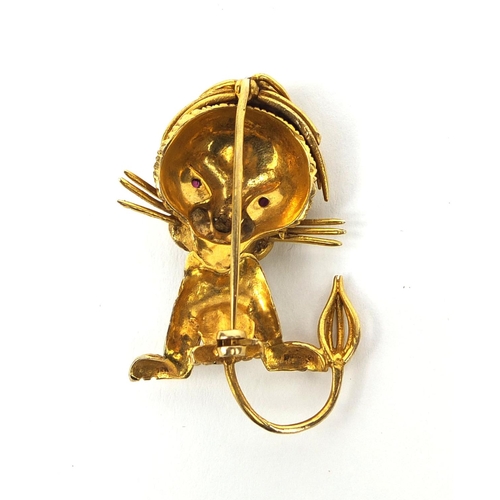 942 - 9ct gold lion cub brooch with ruby eyes, 4.5cm long, approximate weight 12.4g