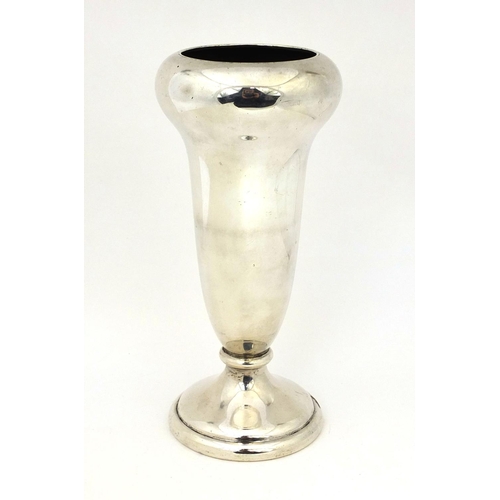 852 - Stylised silver pedestal vase, W J M & Co Birmingham 1933, 20cm high, approximate weight 53.6g