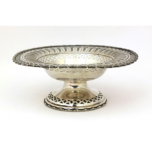 822 - Pierced silver pedestal tazza, Ellis Jacob Greenberg, Birmingham 1925, 7cm high x 17cm in diameter, ... 