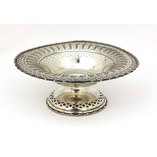 822 - Pierced silver pedestal tazza, Ellis Jacob Greenberg, Birmingham 1925, 7cm high x 17cm in diameter, ... 