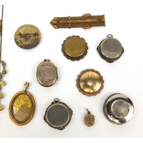 1019 - Assorted Victorian and later jewellery including lockets, mourning pendants, buckle brooches etc