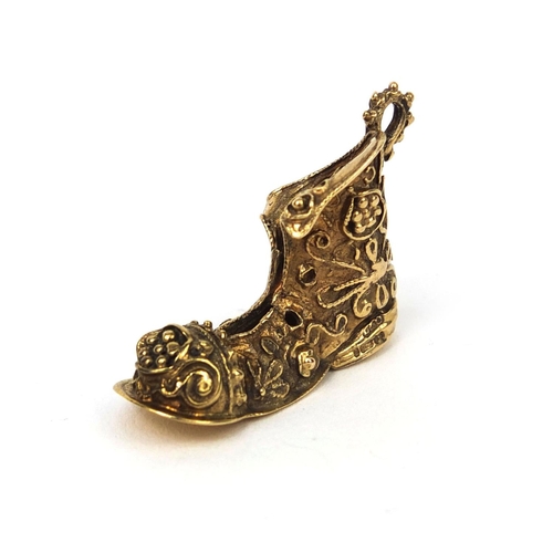 984 - 9ct gold boot charm, 2.5cm long, approximate weight 5.6g