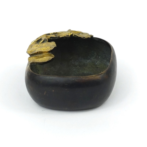 557 - Oriental bronze brush washer, mounted with gilt goldfish, four figure character marks to the base, 1... 