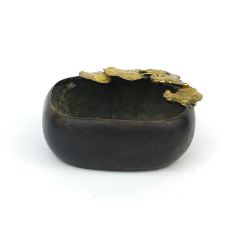 557 - Oriental bronze brush washer, mounted with gilt goldfish, four figure character marks to the base, 1... 