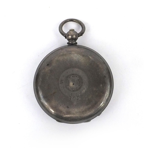 1084 - Silver gentleman's open face pocket watch with engine turned decoration, 5cm in diameter, approximat... 