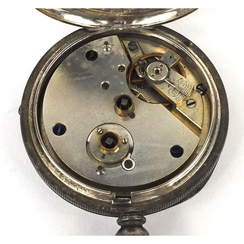 1084 - Silver gentleman's open face pocket watch with engine turned decoration, 5cm in diameter, approximat... 