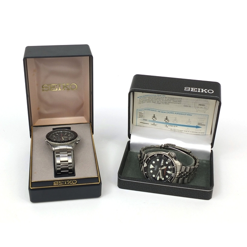 1064 - Two gentleman's Seiko chronograph divers watches including an automatic, with boxes, each approximat... 