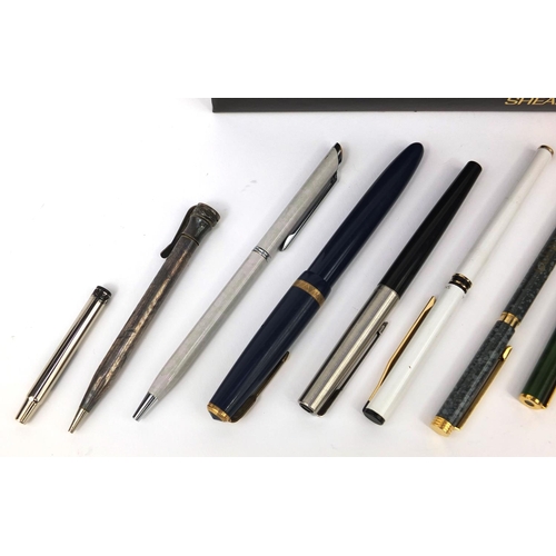 2398 - Pens and propelling pencils including the Conway Stewart No.286, Parker Maxima, Sheaffer and Eversha... 