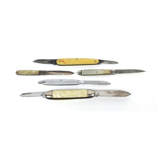 2385 - Five pocket knives including a Georgian silver laded Mother of pearl flanked example, the largest 9c... 