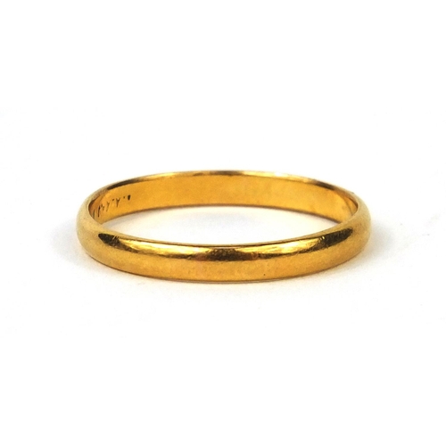 2578 - 22ct gold wedding band, size U, approximate weight 3.2g