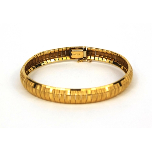 2492 - Stylish 18ct gold bracelet, 19cm long, approximate weight  22.5g