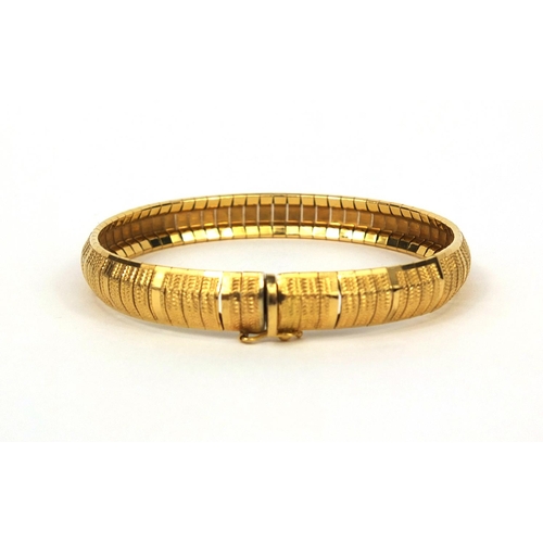 2492 - Stylish 18ct gold bracelet, 19cm long, approximate weight  22.5g