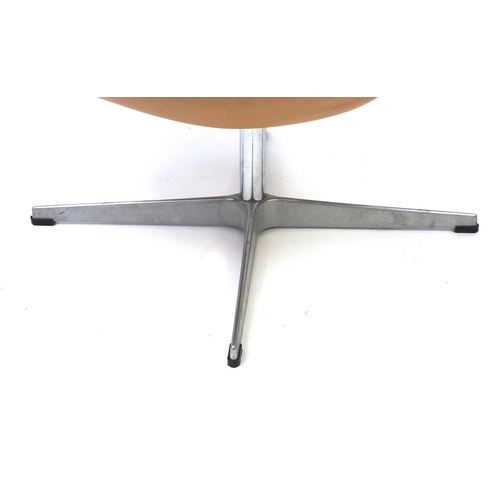 2043 - Arne Jacobsen design swan chair, 77cm high
