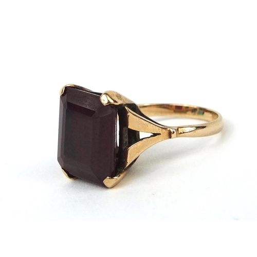 2593 - 9ct gold garnet ring, size I, approximate weight 4.0g