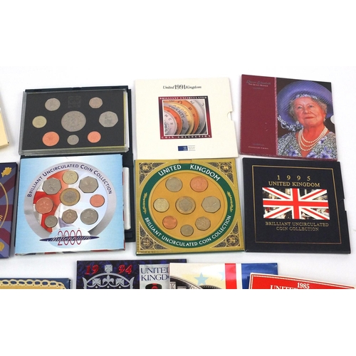 2746A - Collection of British uncirculated and proof coin sets including 1993, 1995, 1998 and 2000 examples