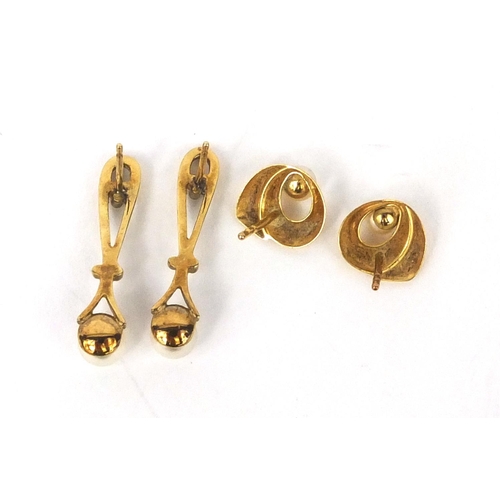 2591 - Two pairs of 9ct gold pearl earrings, the larger 2.5cm long, approximate weight  3.5g