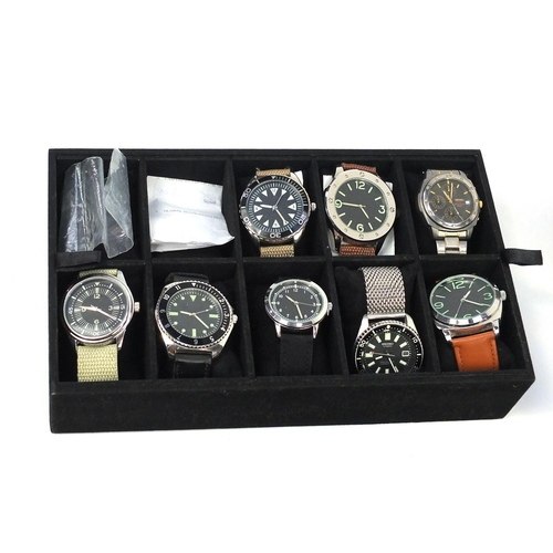 2707 - Assorted gentleman's wristwatches including two Seiko titanium's, Seiko automatic and Military colle... 